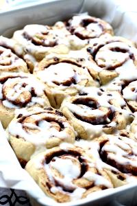 1 Large Cinnamon Sweet Rolls (with Raisins)