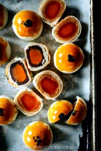 1 Large Round Moon Cake Oriental Pastry (made with Bean Paste and Salted Egg Yolk Filling, Baked)