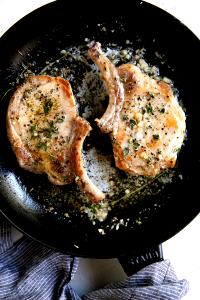 1 Lb Pork Chops (Loin Blade, Bone-In, Lean Only, Cooked, Broiled)