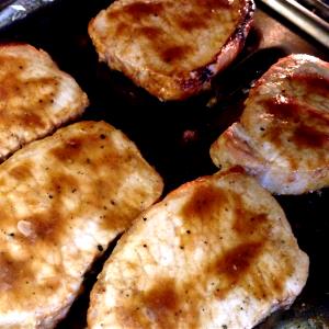 1 Lb Pork Chops (Top Loin, Boneless, Lean Only, Cooked, Pan-Broiled)