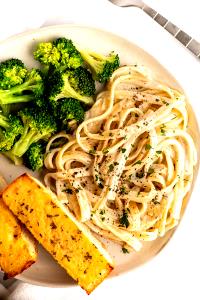 1 meal (198 g) Fettuccini Alfredo with Broccoli & White Meat Chicken