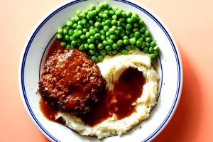 1 meal (215 g) Salisbury Steak with Green Peas