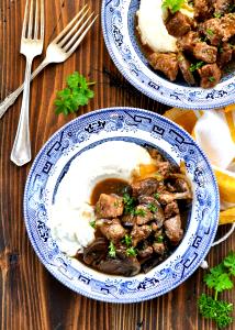 1 meal (385 g) Beef Tips in Mushroom Sauce with Roasted Potatoes, Green Beans & Cranberries
