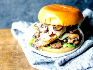 1 meal (418 g) Mushroom Swiss Chicken Melt