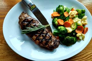 1 meal Prime Steak & Wedge Salad