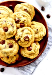 1 Medium (2-1/4" Dia) Chocolate Chip Cookies (with Margarine)