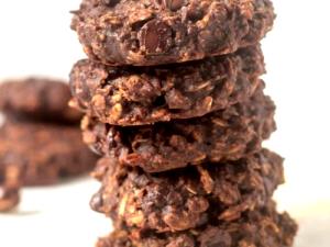 1 Medium (2" Dia) Oatmeal Cookie with Chocolate and Peanut Butter