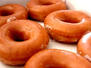 1 Medium (3-1/4" Dia) Glazed Yeast Leavened Doughnuts (Includes Honey Buns)