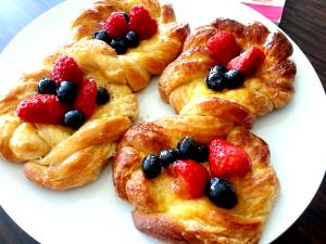 1 Medium (4-1/4" Dia) Danish Pastry with Fruit