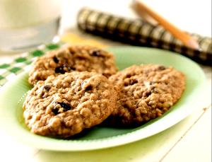 1 Medium (approx 2-5/8" Dia) Oatmeal Cookie with Raisins