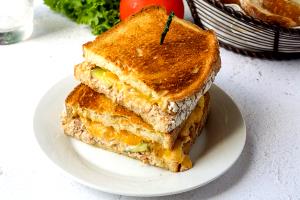 1 melt (13 oz) Tuna Melt