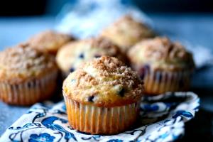 1 muffin (100 g) Streusel Topped Blueberry Muffins