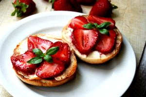 1 muffin (61 g) Strawberry English Muffins