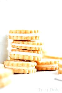 1 Oval (3-1/8" X 1-1/4" X 3/8") Vanilla Sandwich Cookies (with Creme Filling)