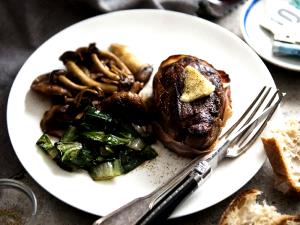1 Oz. (28.3 G) Bacon & Beef Steak