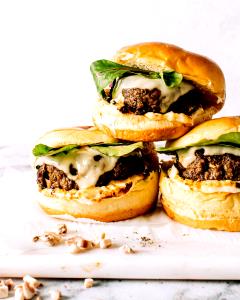 1 Oz Cheeseburger with 1/4 Lb Meat and Mushrooms in Sauce on Bun