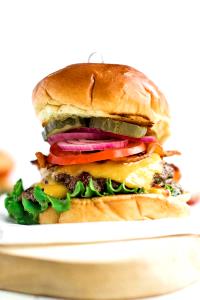 1 Oz Cheeseburger with Mayonnaise or Salad Dressing, Tomato and Bacon on Bun