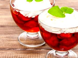 1 Oz Gelatin Dessert with Fruit and Whipped Cream