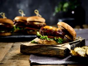 1 Oz Hamburger with 2-1/2 Oz Meat, Mayonnaise or Salad Dressing and Tomatoes on Bun