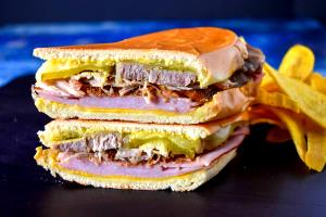 1 Oz Midnight Sandwich with Spread (Media Noche)