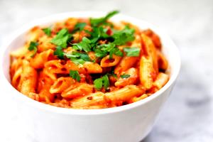 1 package (145 g) Penne Pasta with Creamy Vodka Marinara Sauce
