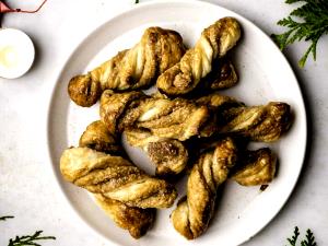 1 pastry (106 g) Due Cannella (Two Cinnamon Twists)