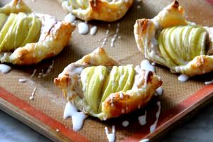 1 pastry (57 g) Danish Pastry Apple Cinnamon