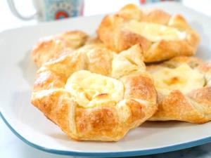 1 Pastry Cheese-Filled Pastry