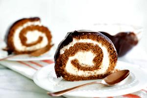 1 Piece (1/10 Roll) Chocolate Ice Cream and Cake Roll