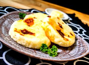 1 piece (113 g) Arepa con Queso