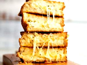 1 piece (113 g) Three Cheese Tomato Melt