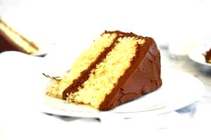 1 Piece (144.0 G) Yellow Cake with Chocolate Frosting
