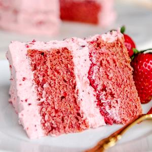 1 piece (20 g) Strawberry Cake