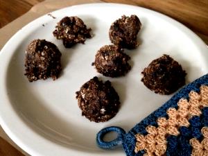 1 piece (21 g) Dark Cocoa Nom Noms