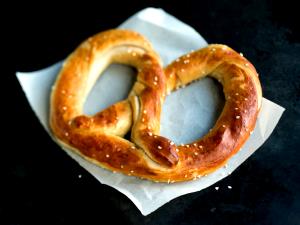 1 piece (25 g) Pretzel & Sea Salt Protein Cups