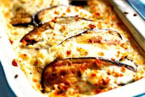 1 Piece (3" X 2" X 1") Eggplant and Meat Casserole