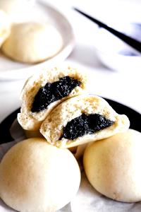 1 piece (60 g) Sesame Paste Bun
