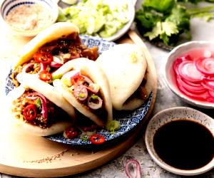 1 Piece Bao With Pulled Mushroom İn BBQ Sauce
