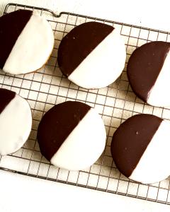1 Piece Black And White Cookies