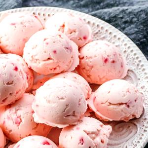 1 Piece Frozen Keto Strawberry Cheesecake Fat Bombs