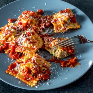 1 Piece Meat Filled Ravioli with Tomato Sauce or Meat Sauce