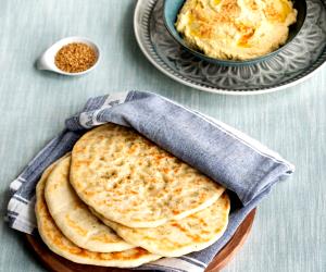 1 Piece Naan Bread With Hummus (Hestan Cue™)