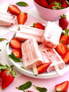 1 Piece Strawberries And Cream Popsicles
