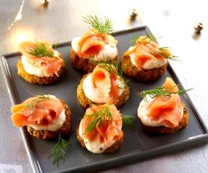 1 Piece Zucchini Fritters With Gravlax And Lemon Aioli