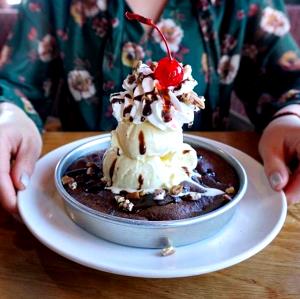1 pizookie (60 g) Hot Fudge Brownie Pizookie