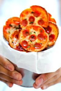 1 pizza (176 g) Deep Dish Mini Pizzas (Sausage, Cheese & Pepperoni)