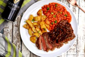 1 plate (400 g) Grilled Onion Sirloin with Stout Gravy