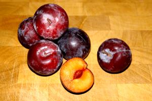 1 Plum With Liquid Plums (Solids and Liquids, Water Pack, Canned)