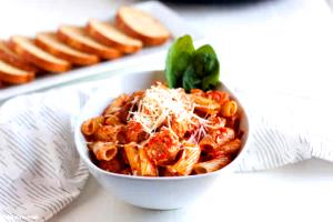 1 portion (725 g) Penne Pasta with Meatballs with Bread