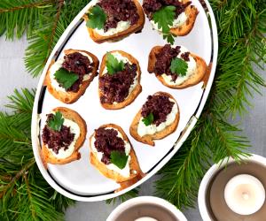 1 Portion Herbed Goat Cheese Crostini With Tapenade